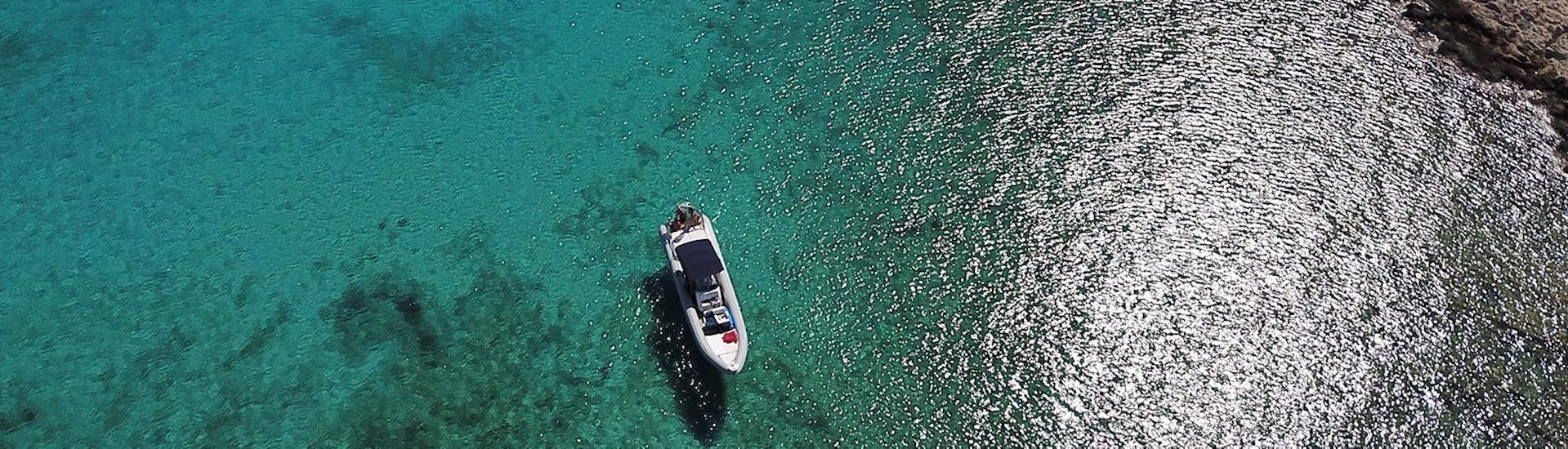Foto de un bote RIB de SEAze The Day Crete en el agua, durante el viaje privado en barco a la laguna de Balos y Gramvousa, desde Kissamos.
