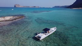 Toma aérea de la playa de Balos, visitada durante el viaje en barco privado a la playa de Balos y la isla de Gramvousa, desde Kissamos, con SEAze The Day Crete.
