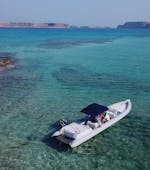 Toma aérea de la playa de Balos, visitada durante el viaje en barco privado a la playa de Balos y la isla de Gramvousa, desde Kissamos, con SEAze The Day Crete.