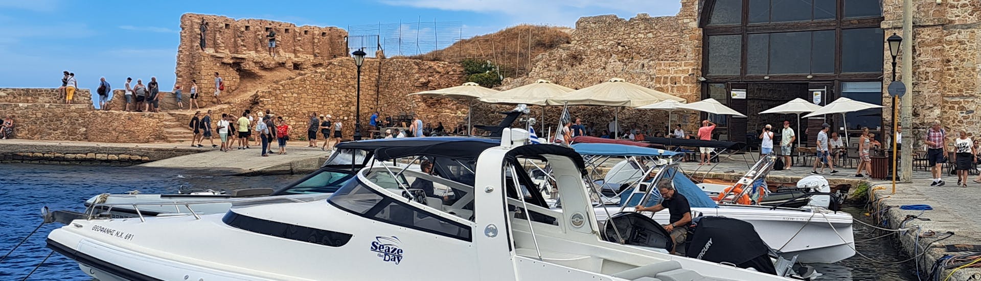 Foto van een RIB boot op het water tijdens een boottocht georganiseerd door SEAze The Day Kreta.