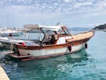 Das Boot, das wir während der Bootstour zum Monte Argentario mit Mittagessen und Schnorcheln mit La Favorita sul Mare Argentario nutzen