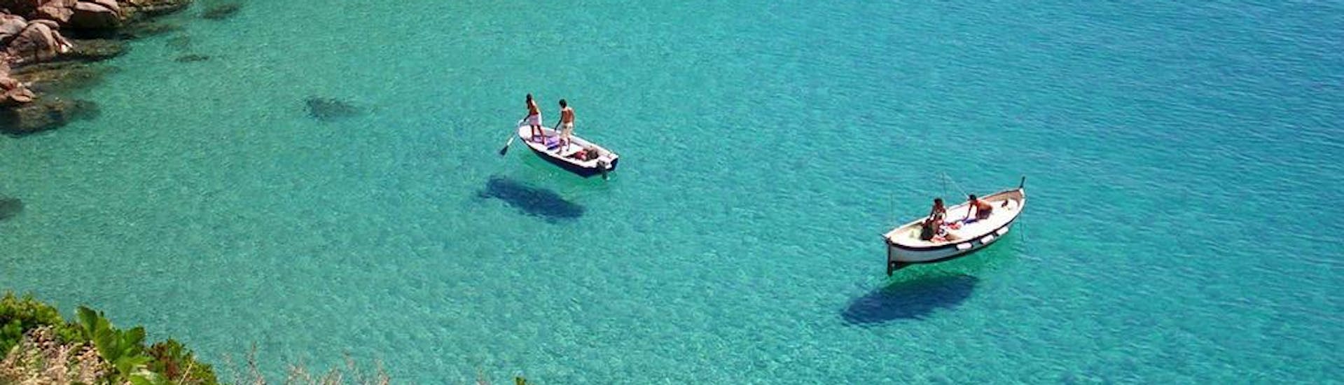 Das klare Meer der Insel Giglio während der Bootstour zur Insel Giglio mit Mittagessen und Schnorcheln von La Favorita sul Mare Argentario.