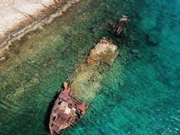 Bild des Schiffswracks neben der Insel Gramvousa, das während der Bootstour von SEAze The Day Crete besucht wird.