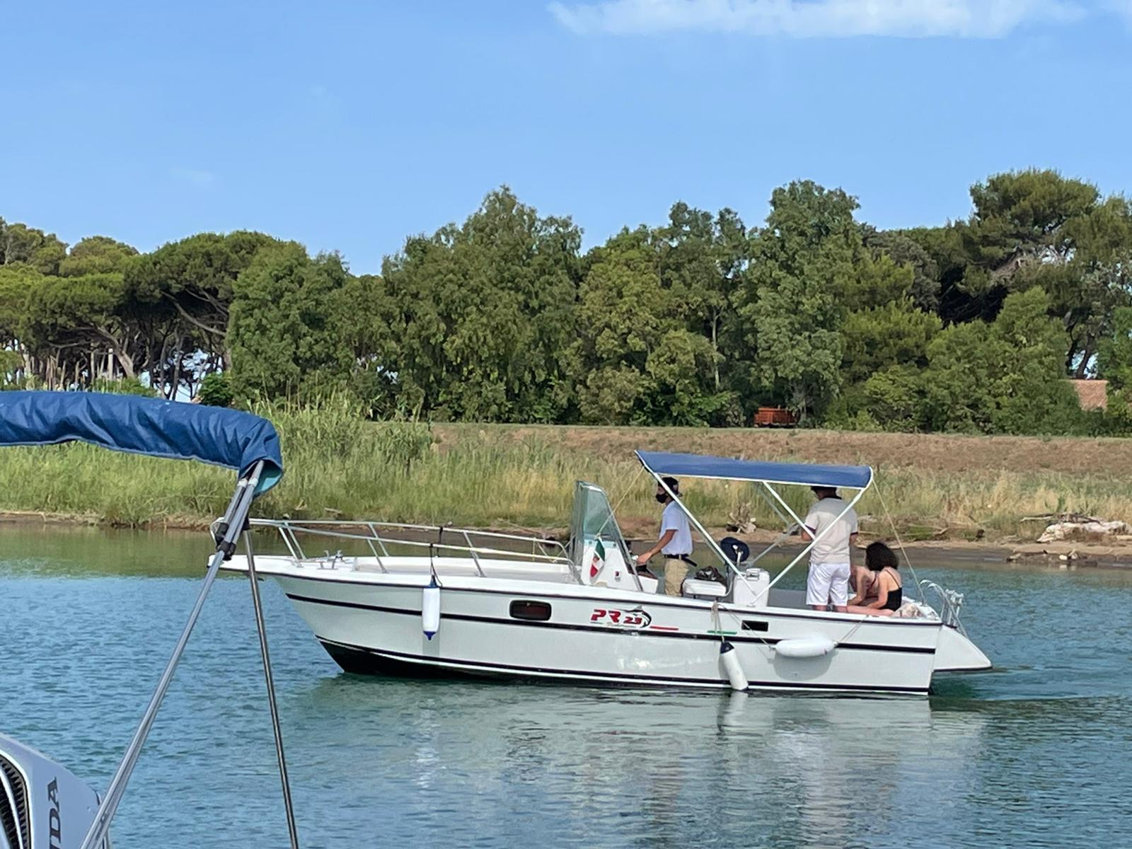 Onze boot tijdens de boottocht naar het natuurpark Uccellina met lunch en snorkelen met La Favorita sul Mare Argentario.