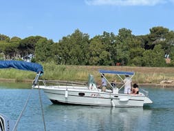 Notre bateau pendant la balade en bateau au parc naturel d'Uccellina avec déjeuner et snorkeling avec La Favorita sul Mare Argentario.