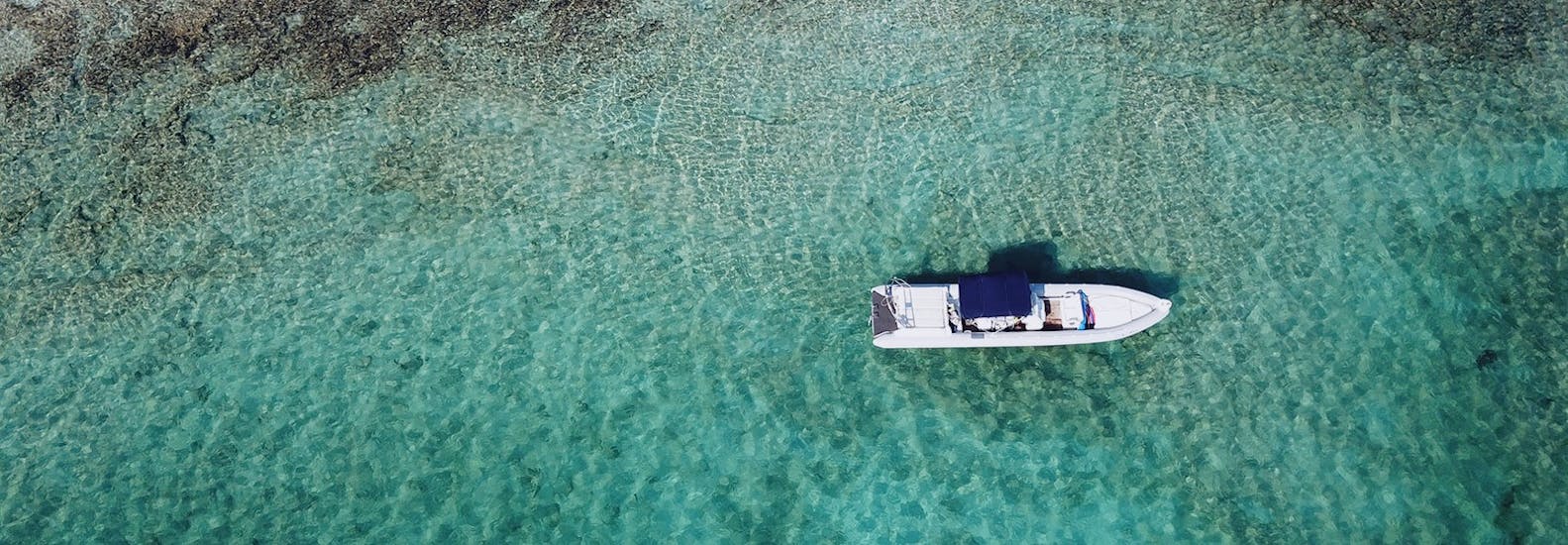 Il gommone di SEAze the Day galleggia sulle acque cristalline di Creta.