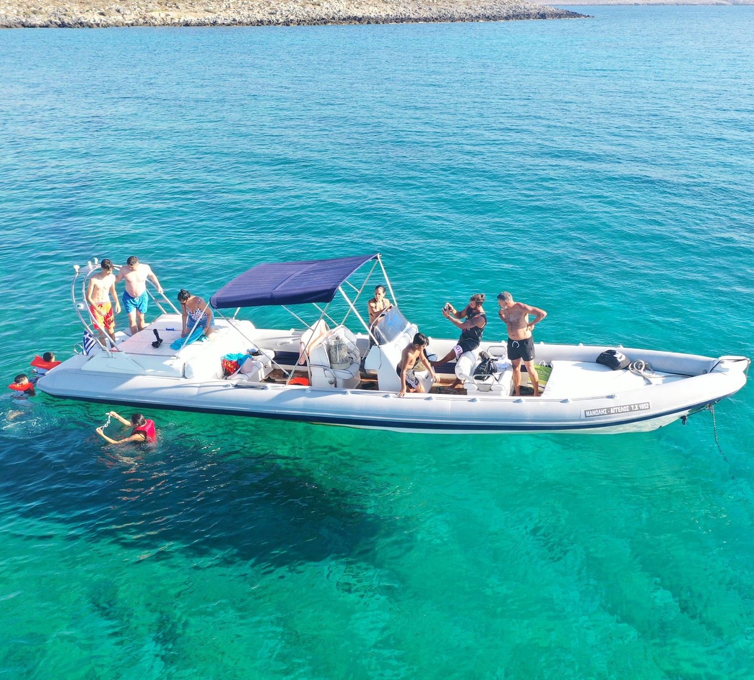 Bild einer Familie, die sich auf dem Bootsausflug mit SEAze The Day Crete amüsiert.