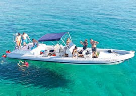 Immagine di una famiglia che si diverte durante la gita in barca con SEAze The Day Crete.