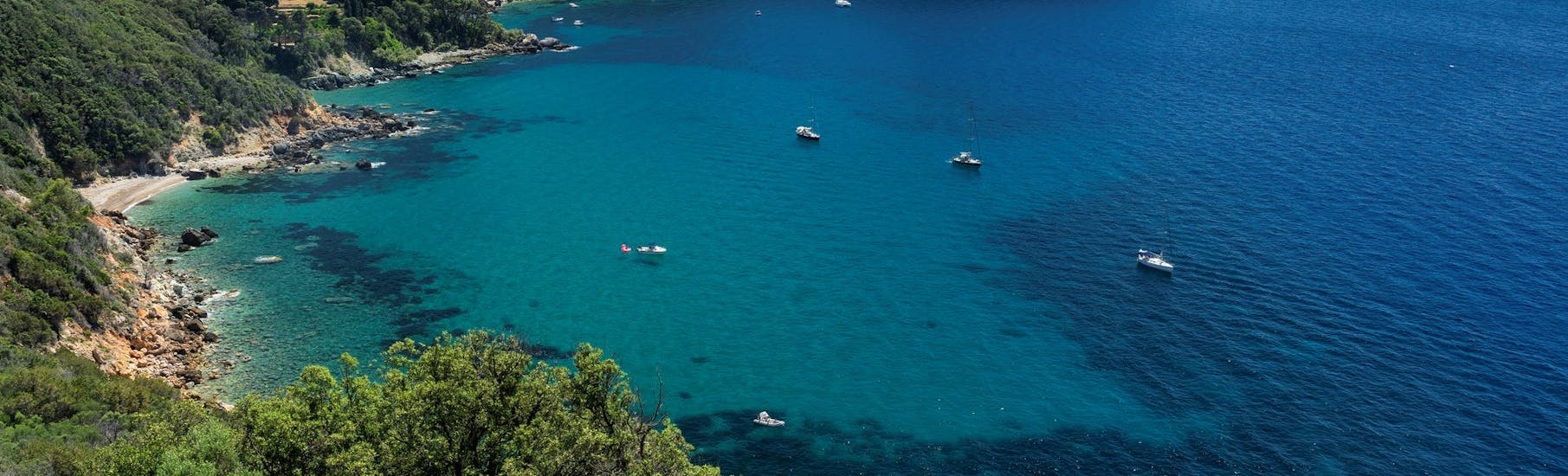 Gita privata in barca all'Isola di Giannutri con pranzo e snorkeling.
