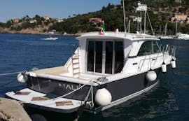 De boot Malù tijdens de privéboottocht naar het eiland Elba met lunch en snorkelen met La Favorita sul Mare Argentario.