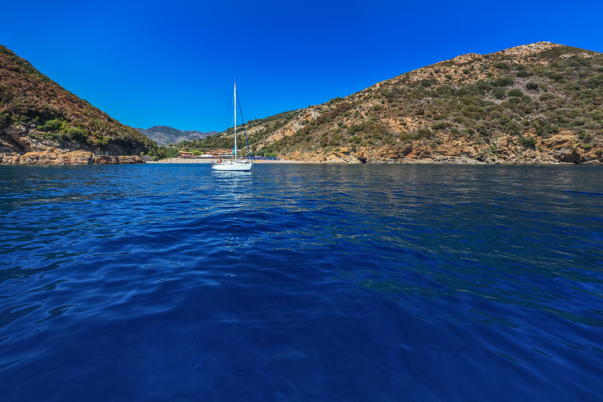 VIsta di una caletta dell'Elba durante la Gita in barca privata all'Isola d'Elba con pranzo e snorkeling com La Favorita sul Mare Argentario.