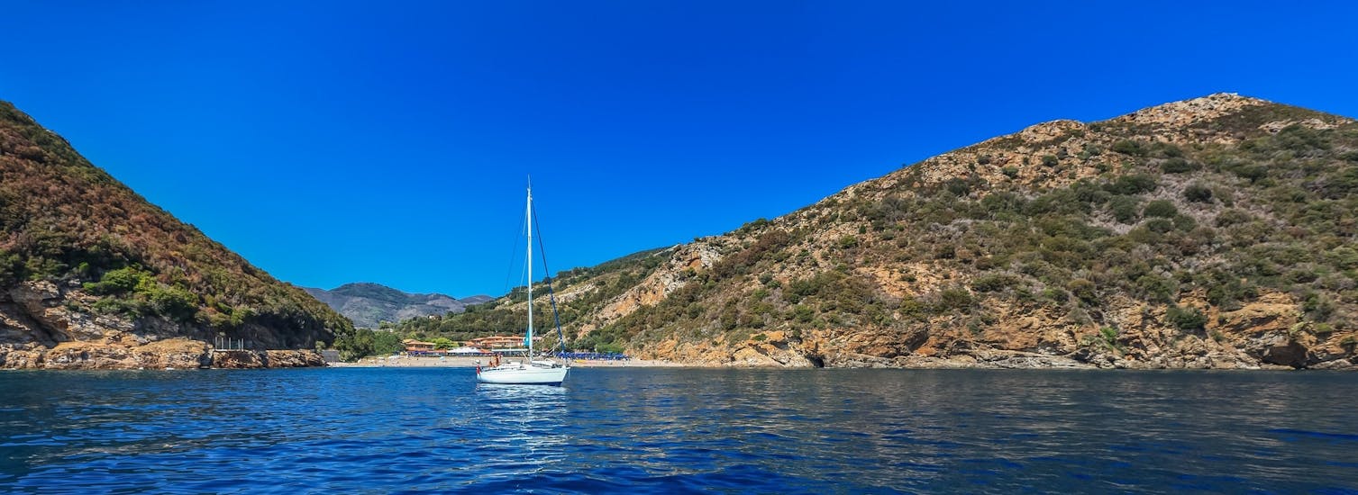 Uitzicht over een baai op Elba tijdens de privéboottocht naar het eiland Elba met lunch en snorkelen met La Favorita sul Mare Argentario.