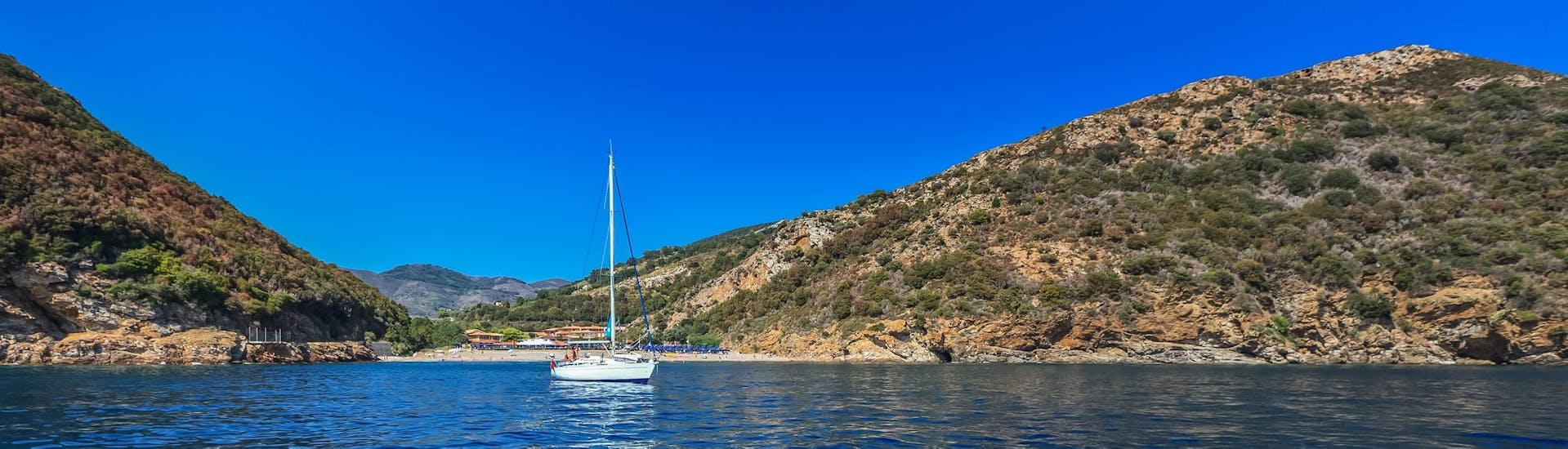 VIsta di una caletta dell'Elba durante la Gita in barca privata all'Isola d'Elba con pranzo e snorkeling com La Favorita sul Mare Argentario.