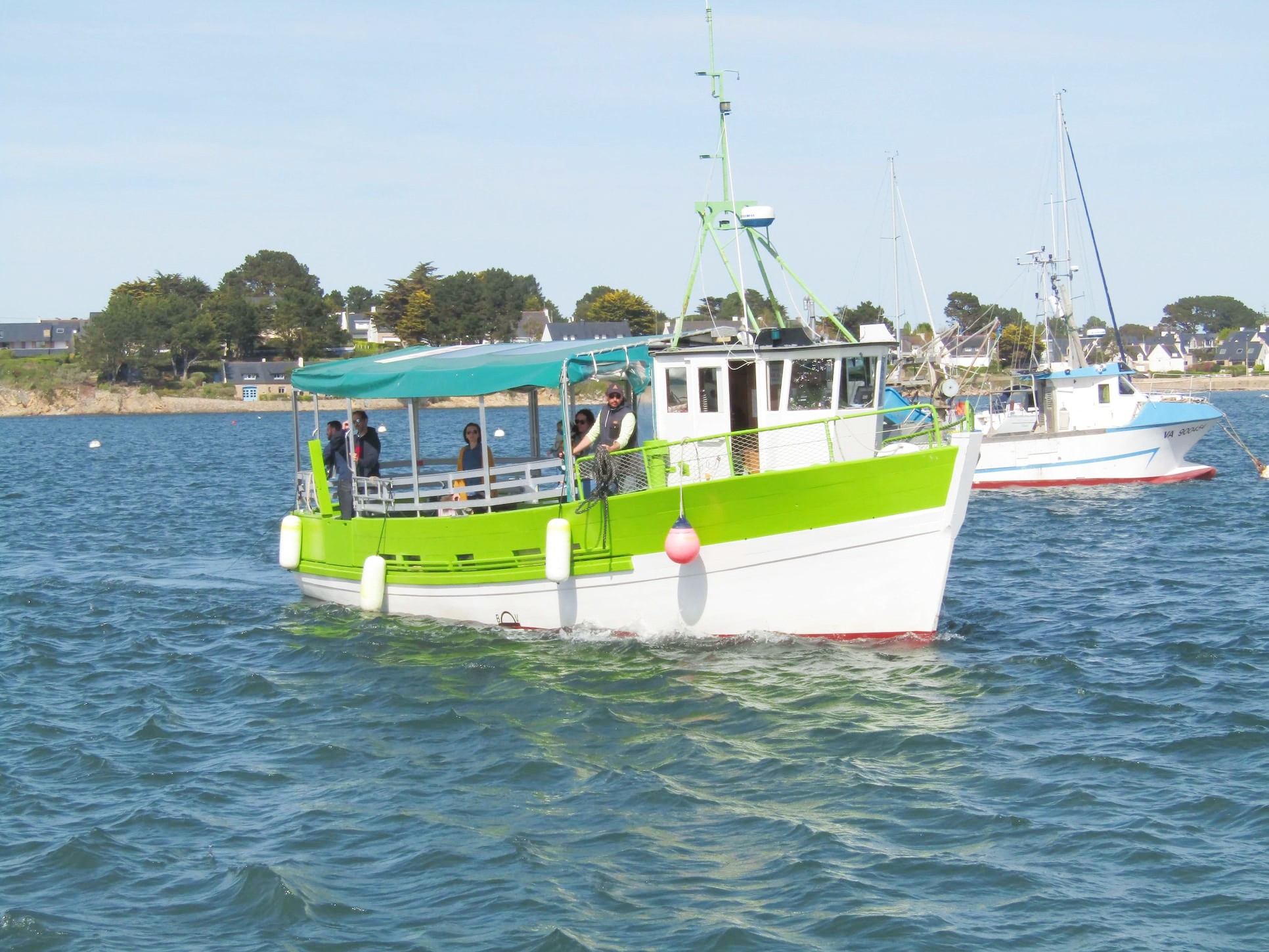Des personnes font une Balade familiale en bateau sur la rivière d'Auray dans le Morbihan avec MLC - Le Petit Baigneur Saint-Goustan.