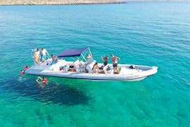 Bild des RIB-Bootes, das von SEAze The Day für die private Bootstour nach Katholiko und Seitan Limania von Chania aus benutzt wird.