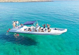 Immagine del gommone utilizzato da SEAze The Day per la Gita in gommone privato intorno alla penisola di Akrotiri da Chania con SEAze The Day Crete.