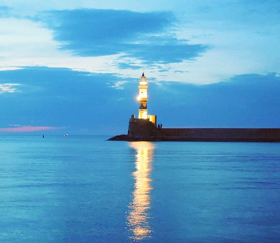 Foto van de vuurtoren van Chania tijdens zonsondergang.