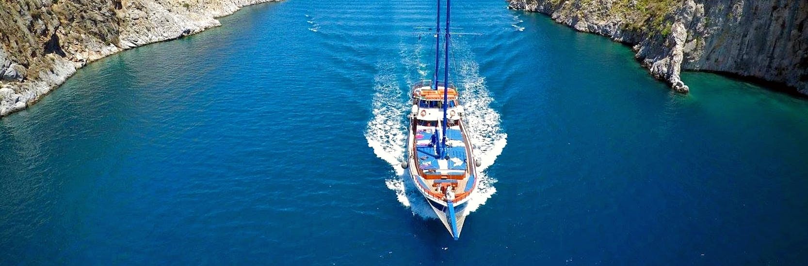 An elegant sailboat sailing rapidly on the blue waters around the Dodecanese islands during a sailing boat trip to the islands Kalymnos, Plati & Pserimos with Odyssey Boat.