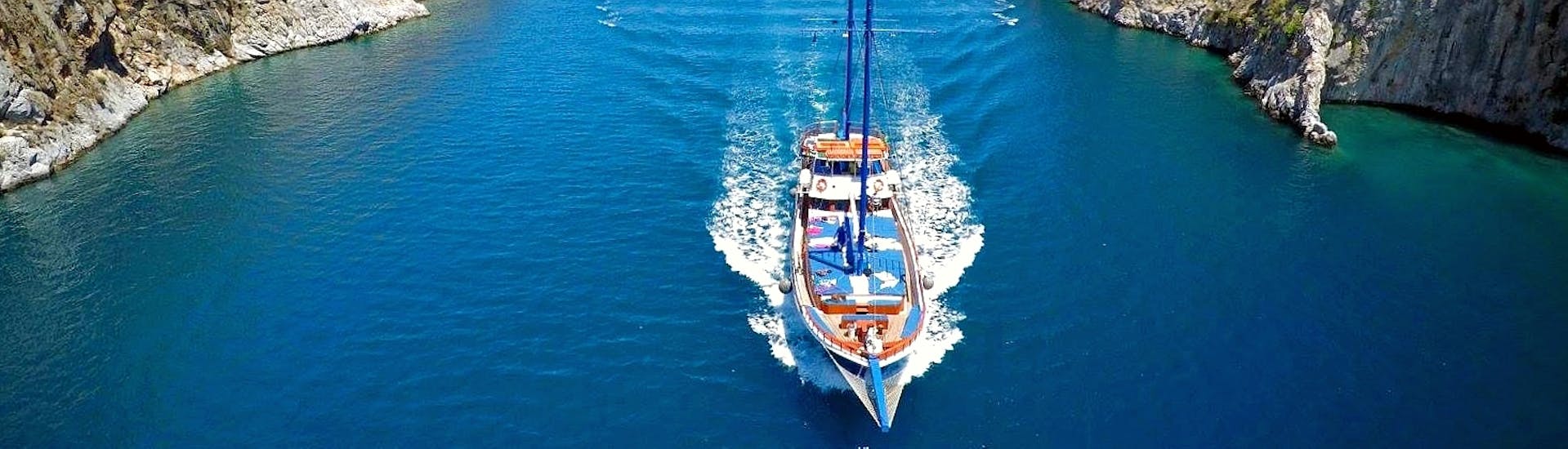 Un élégant voilier naviguant rapidement sur les eaux bleues autour des îles du Dodécanèse lors d'une balade en voilier vers les îles de Kalymnos, Plati & Pserimos avec Odyssey Boat.