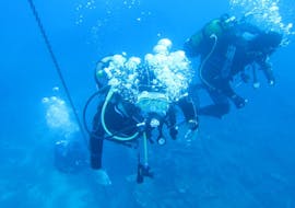 La gente está haciendo una inmersión de prueba en el Parque Natural del Esterel o en las Islas Lerins con el Centro de Buceo La Rague.