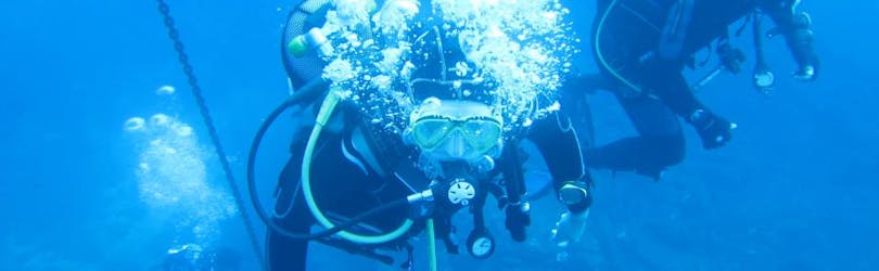 Delle persone fanno un'immersione di prova nel Parco Naturale dell'Esterel o nelle Isole Lerins con il Centro Immersioni La Rague.