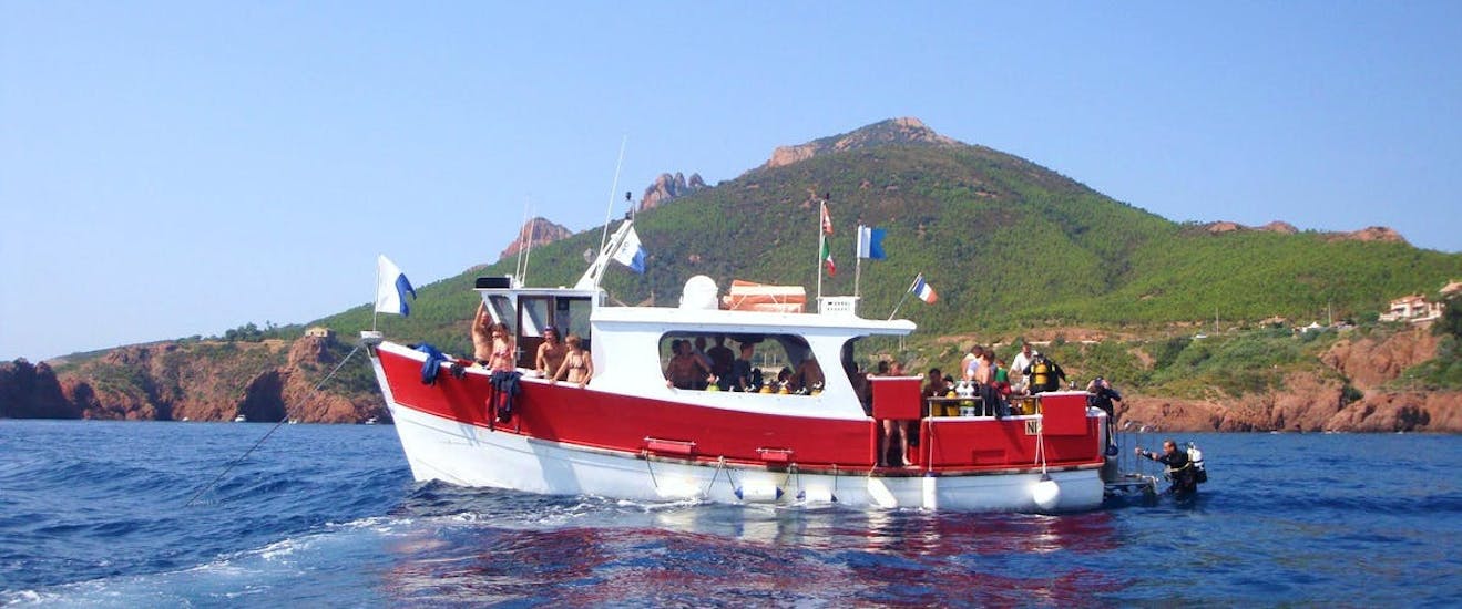 View of the boat during the Trial Dive in the Esterel Natural Park or the Lerins Islands with La Rague Dive Centre.