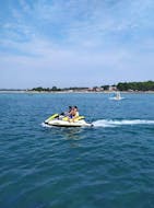 Een koppel heeft plezier op een jetski en rijdt over het water bij de jetski verhuur in Umag met Levante Watersports Umag.