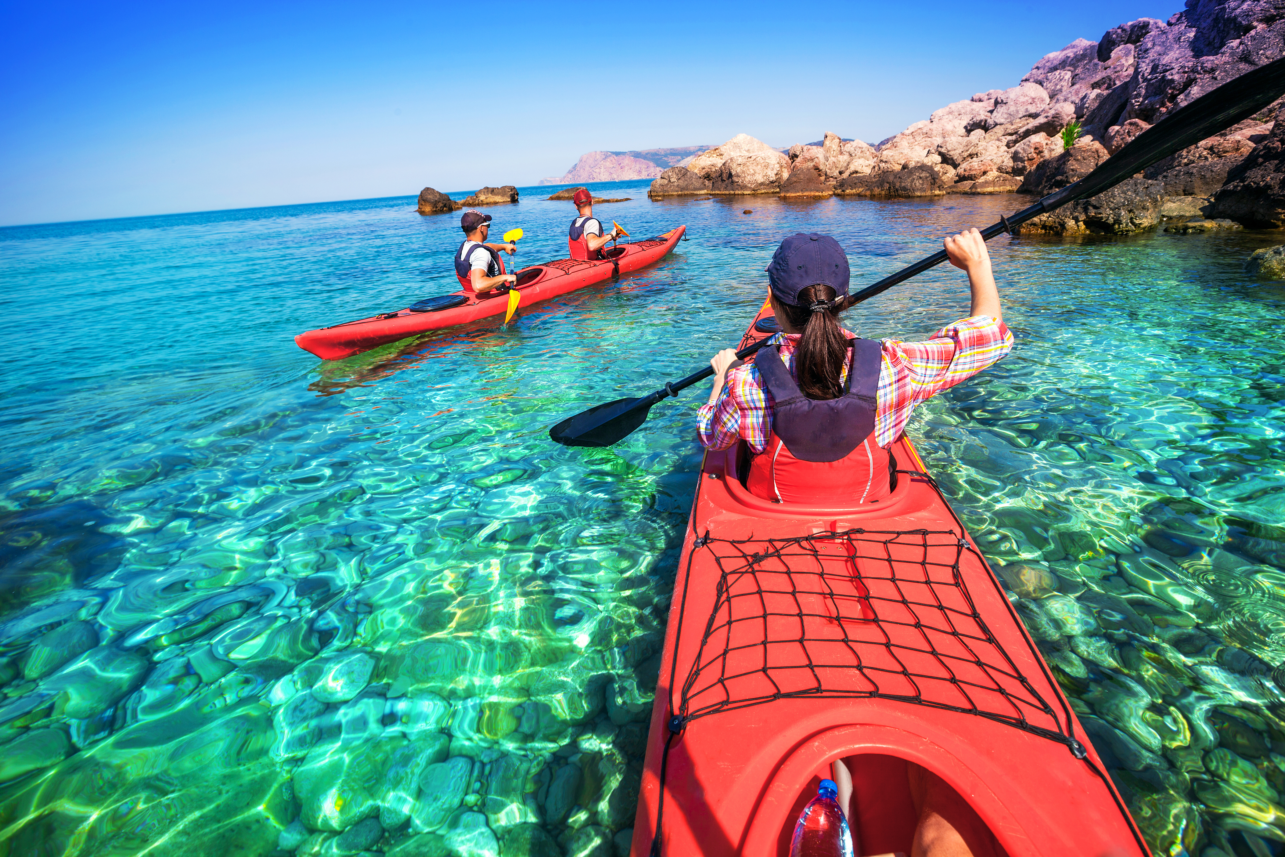 Vrienden op een kajak op de zee, gehuurd van de kajak verhuur in Umag met Levante Watersports Umag.