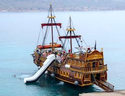 Un groupe de participants pendant un arrêt glissant sur un toboggan aquatique et profitant de leur temps à bord de leur Balade en bateau pirate les emmenant à Kalymnos, Pserimos et Plati avec un Déjeuner avec Barco de Pirata.