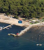View of the beach where the boat rental in Umag with Levante Watersports Umag is based.