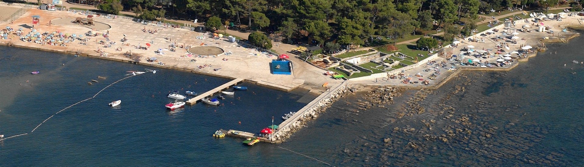 Vue de la plage où se trouve la location de bateaux à Umag avec Levante Watersports Umag.