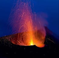 Foto dell'eruzione notturna del vulcano.