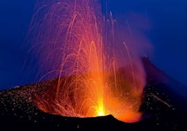 Photo de l'éruption nocturne du volcan.