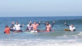 Eine Gruppe von Menschen und ihre Surfbretter während eines Surfkurses in der Nähe von Porto in Vila Nova de Gaia mit der Pura Vida Surfing School.