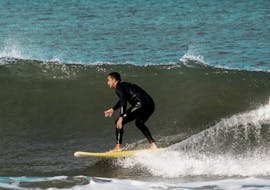 Una persona fa surf durante una lezione di surf privata a Vila Nova de Gaia con Pura Vida Surfing School.