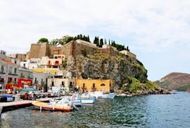 Bild des Hafens von Lipari von einem Boot von Tripodi Navigazione Tropea während der Bootstour nach Stromboli, Lipari und Vulcano von Tropea aus.
