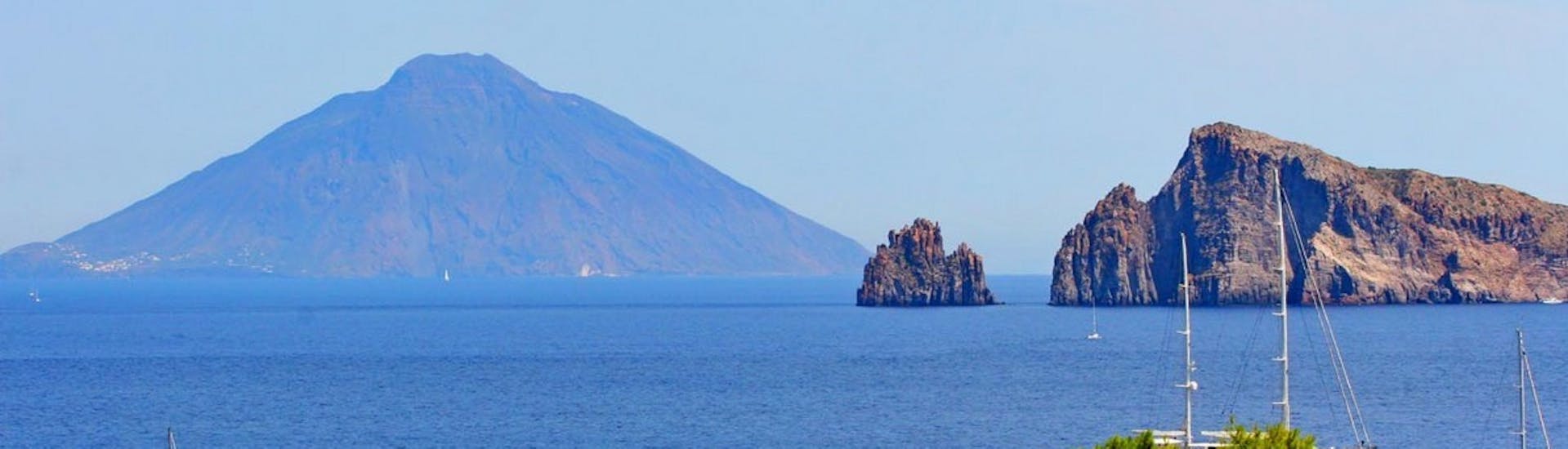 Bild der Äolischen Inseln, aufgenommen bei der Bootstour nach Stromboli, Lipari und Vulcano von Tropea aus.