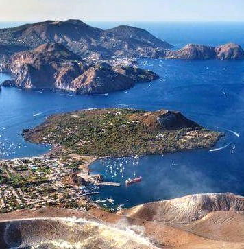 Vista aerea di Vulcanello, dove si svolge il Giro in barca di Vulcano con visita guidata di Vulcanello con Clarissa Viaggi Isole Eolie.