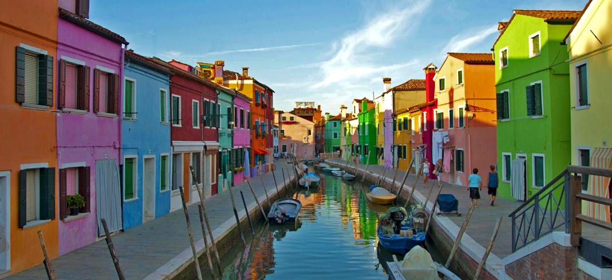 Beautiful photo of the distinctive buildings of Burano, taken during a boat trip from Venice to the islands of Murano and Burano with Park View Viaggi.