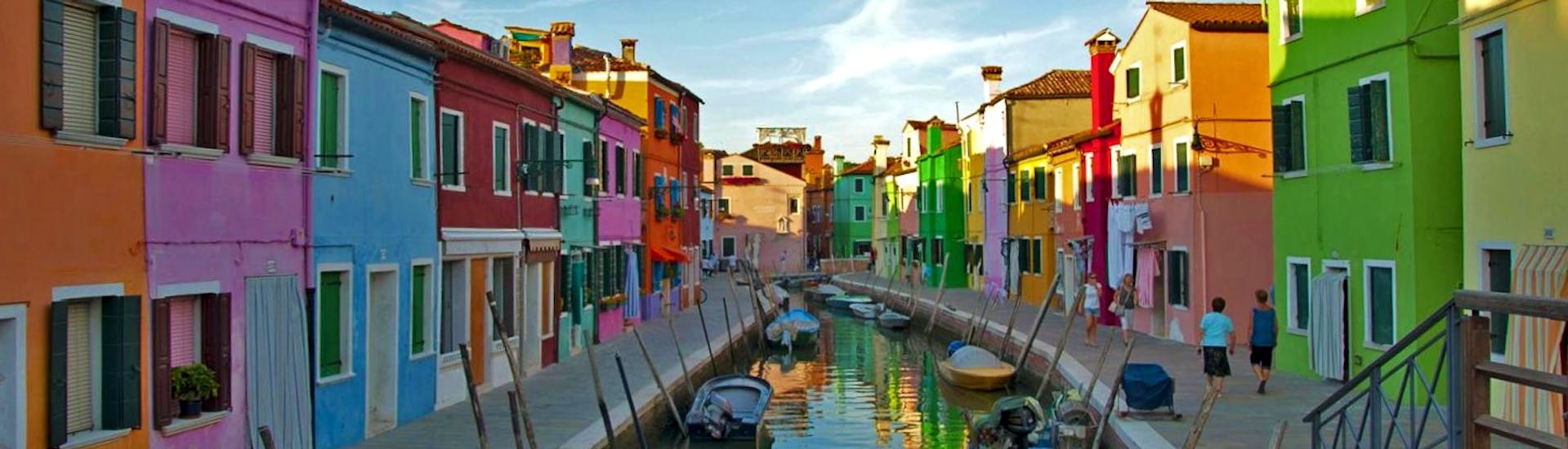Belle photo des bâtiments caractéristiques de Burano, prise lors d'une Balade en bateau depuis Venise aux îles Murano et Burano avec Park View Viaggi Venice.