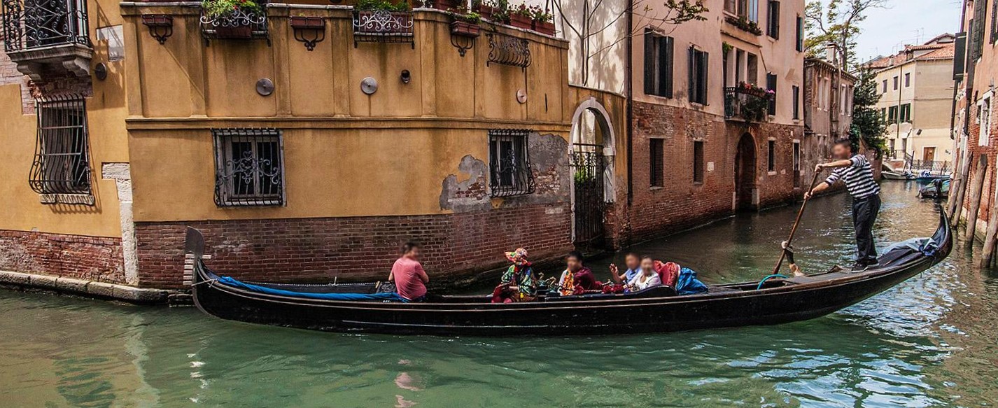 Photo during a gondola ride with walk in Venice with Park View Viaggi.