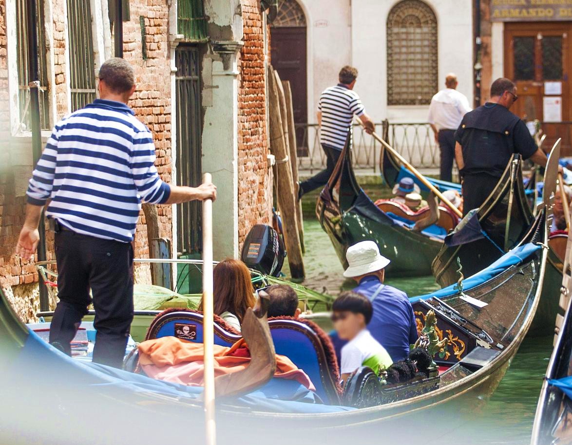 Photo of happy clients during a gondola ride with Park View Viaggi.