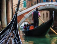 Photo d'un de nos gondoliers en perspective pendant le Tour en gondole au coucher du soleil avec visite à pied de Venise avec Park View Viaggi Venice.