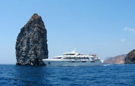 Vista del Faraglione di Vulcano durante la gita in barca a Lipari e Vulcano da Taormina con SAT excursions Taormina.
