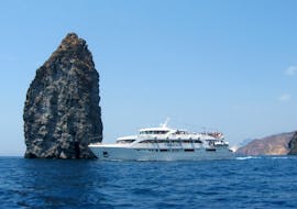 Vista del Faraglione di Vulcano durante la gita in barca a Lipari e Vulcano da Taormina con SAT excursions Taormina.