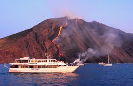 La Sciara di Fuoco pendant la balade en bateau à Panarea avec coucher de soleil à Stromboli depuis Taormina avec SAT excursions Taormina.