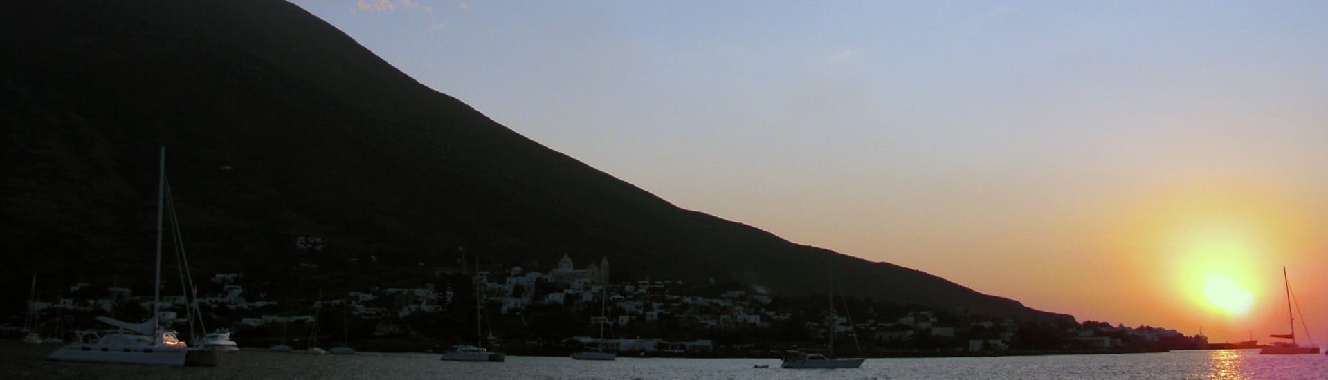 Der Sonnenuntergang während der Bootstour nach Panarea bei Sonnenuntergang am Stromboli mit SAT excursions Taormina.