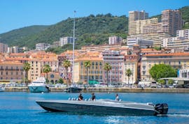 Eine Gruppe von Teilnehmern macht eine Bootstour nach Scandola mit Mittagspause in Girolata mit Events Sensation Corse.