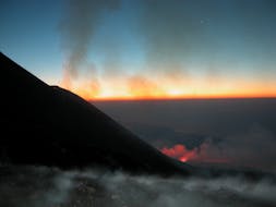 Fumée sur l'Etna pendant l'excursion au coucher du soleil sur l'Etna depuis Taormina avec SAT excursions Taormina.