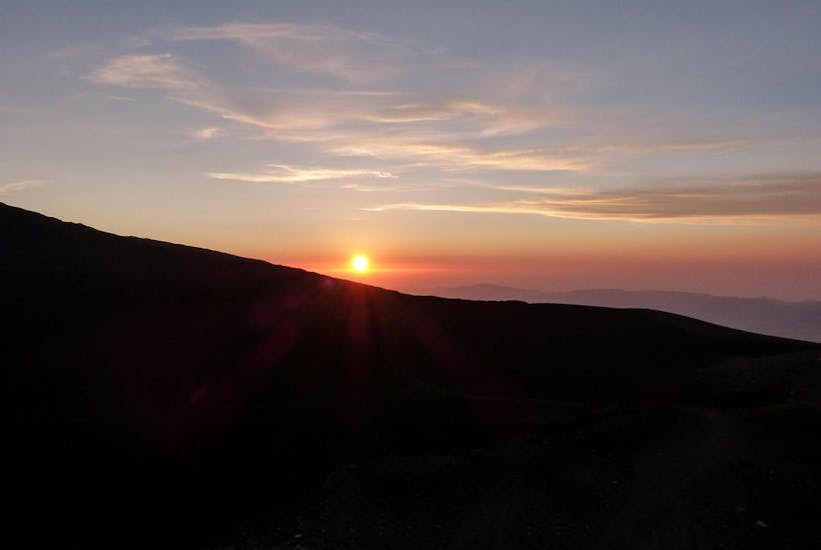 Le soleil se couchant derrière une colline pendant l'excursion au coucher du soleil sur l'Etna depuis Taormina avec SAT excursions Taormina.